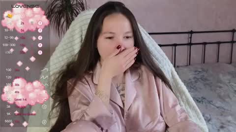 Snapshot of lil_luna_x chatting on 05-03-26, 03:34 little moon online show from 05-03-26, 03:34