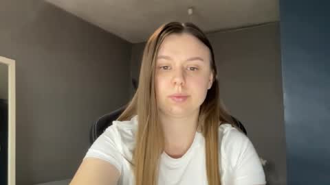Snapshot of lilae37yis chatting on 09-28-25, 08:20 Lily online show from 09-28-25, 08:20