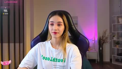 Snapshot of lilcatalia chatting on 11-13-25, 10:03 Hi im Yuki online show from 11-13-25, 10:03