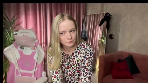 Lili online show from 04-25-26, 01:52