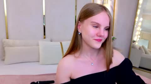 Snapshot of lili_lohan chatting on 06-10-26, 09:19 lili_lohan online show from 06-10-26, 09:19