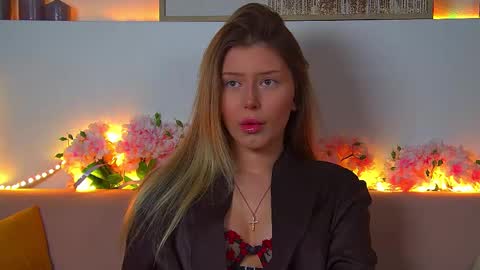 Mia online show from 02-16-25, 12:43