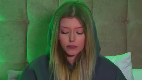 Mia online show from 02-21-25, 04:26