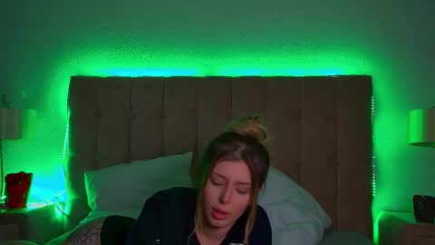 Mia online show from 03-11-25, 04:29