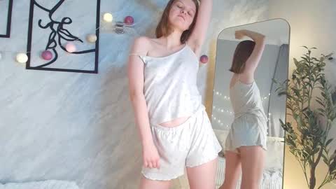Snapshot of lilianslow chatting on 12-05-25, 01:52 hi guys Im new here Im 18 years oldIve never had sex online show from 12-05-25, 01:52