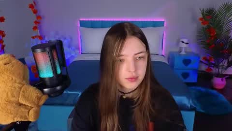 Lili Bakery online show from 10-21-25, 01:50