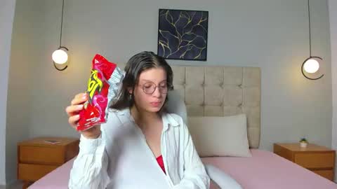 Snapshot of lilie_petite chatting on 12-04-25, 11:24 Lilie online show from 12-04-25, 11:24