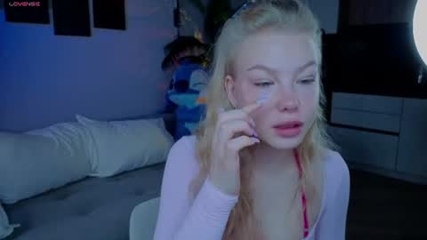 Snapshot of lililok101 chatting on 06-11-26, 02:33 lililok101 online show from 06-11-26, 02:33
