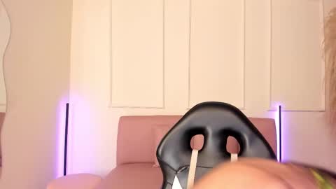 Snapshot of lilily_lv chatting on 12-01-25, 12:21 Lilly online show from 12-01-25, 12:21