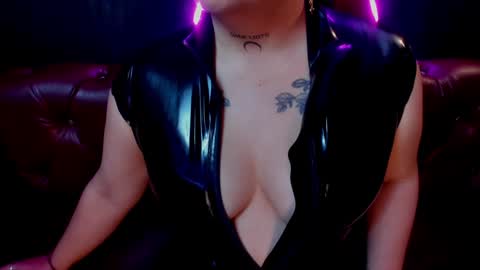 Snapshot of lilith_levonee_ chatting on 12-24-24, 06:33 Lilith online show from 12-24-24, 06:33