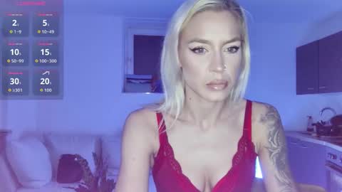 Snapshot of lillaluvv chatting on 09-09-25, 11:15 Lilla Luv online show from 09-09-25, 11:15