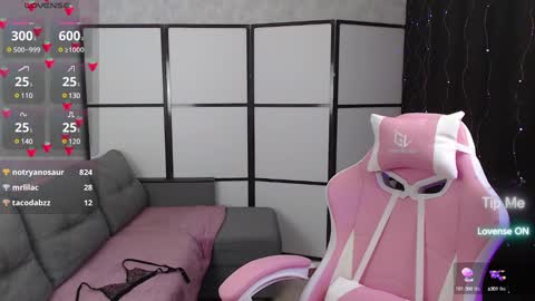 Snapshot of lillian_clark7 chatting on 02-26-25, 12:25 Lillian online show from 02-26-25, 12:25