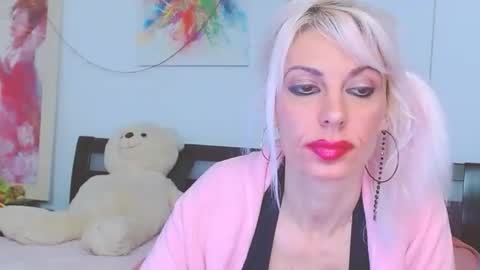 Lara online show from 12-15-25, 01:32