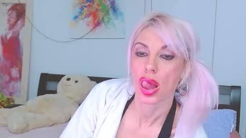 Snapshot of lillianasara chatting on 12-18-25, 06:47 Lara online show from 12-18-25, 06:47