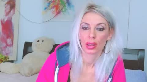 Snapshot of lillianasara chatting on 12-20-25, 08:05 Lara online show from 12-20-25, 08:05