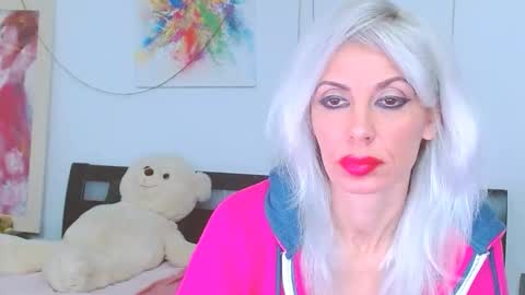 Snapshot of lillianasara chatting on 12-21-25, 10:28 Lara online show from 12-21-25, 10:28