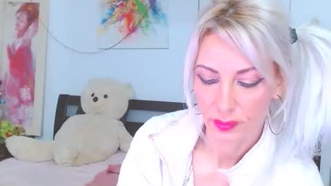 Snapshot of lillianasara chatting on 02-21-26, 11:06 Lara online show from 02-21-26, 11:06