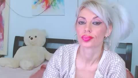 Snapshot of lillianasara chatting on 02-24-26, 01:03 Lara online show from 02-24-26, 01:03