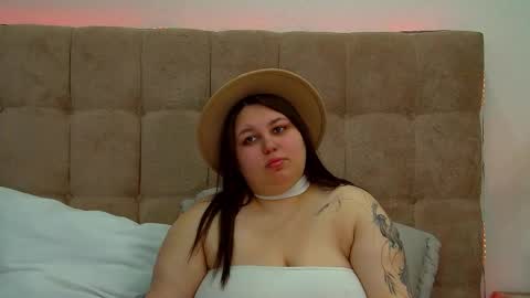 Snapshot of lillianhaig chatting on 03-07-25, 08:22 LillianHaig online show from 03-07-25, 08:22