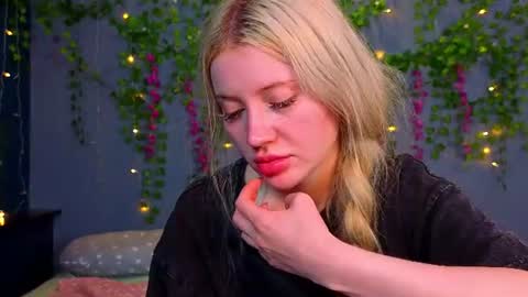 lillie_berry online show from 07-18-26, 05:00