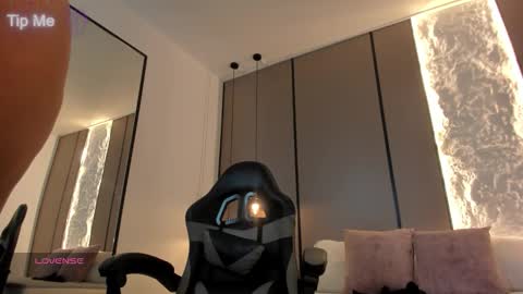 L I L L Y online show from 12-20-25, 12:34