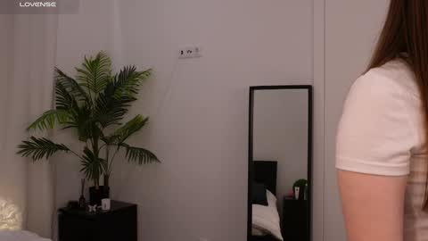 Lilly Colins online show from 01-09-25, 02:07