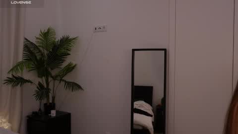 Lilly Colins online show from 01-16-25, 09:19