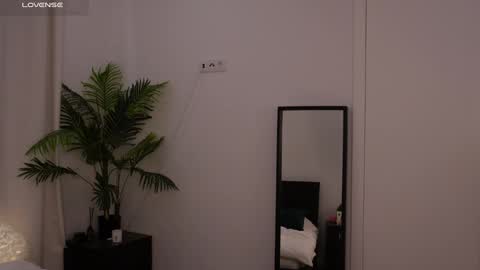 Lilly Colins online show from 01-19-25, 09:34