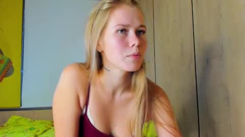 Snapshot of lillybrigit chatting on 04-08-26, 05:02 Lilly online show from 04-08-26, 05:02