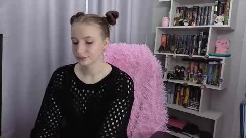 Snapshot of lillyfan_x chatting on 10-13-25, 04:56 LillyFan X online show from 10-13-25, 04:56