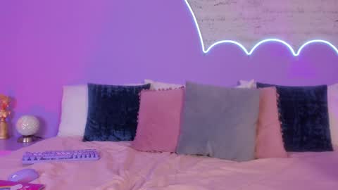 Snapshot of lilou_albrecht chatting on 10-31-25, 04:08 Lilou online show from 10-31-25, 04:08