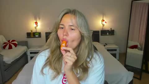 Snapshot of lily_bel chatting on 07-20-26, 12:58 Lily online show from 07-20-26, 12:58