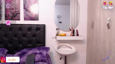 Snapshot of lilyfox23 chatting on 11-12-25, 01:17 lilyfox23 online show from 11-12-25, 01:17