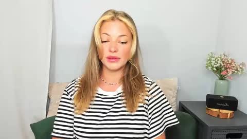 Snapshot of lilylovely26 chatting on 05-30-26, 04:20 Lily online show from 05-30-26, 04:20