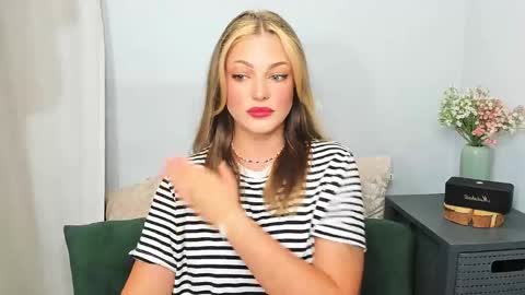 Snapshot of lilylovely26 chatting on 05-30-26, 06:27 Lily online show from 05-30-26, 06:27