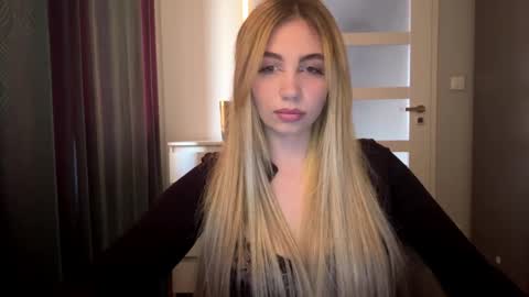 Snapshot of lilysweetgirl chatting on 04-27-26, 06:06 Lily online show from 04-27-26, 06:06