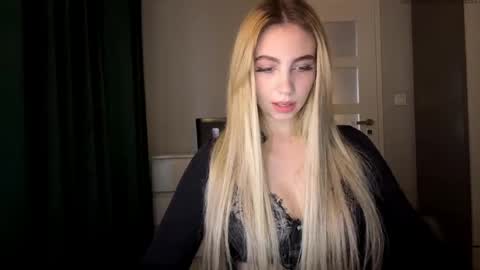 Snapshot of lilysweetgirl chatting on 05-06-26, 06:24 Lily online show from 05-06-26, 06:24