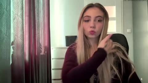 Snapshot of lilysweetgirl chatting on 05-25-26, 04:35 Lily online show from 05-25-26, 04:35