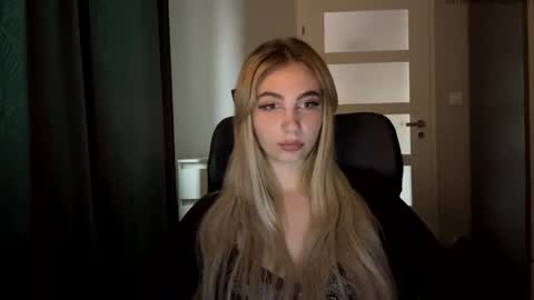 Snapshot of lilysweetgirl chatting on 06-04-26, 04:24 Lily online show from 06-04-26, 04:24