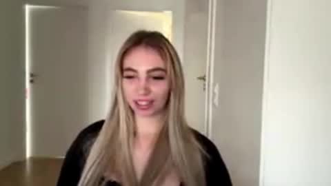 Snapshot of lilysweetgirl chatting on 06-10-26, 05:01 Lily online show from 06-10-26, 05:01