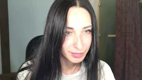 LinaLivee online show from 11-20-25, 06:18