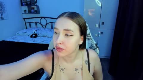 Lina online show from 11-17-25, 10:04