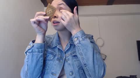 Snapshot of linavillada_ chatting on 09-11-25, 04:23 Lina online show from 09-11-25, 04:23