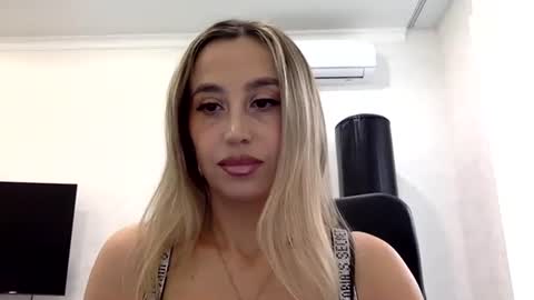 Snapshot of linavora chatting on 11-24-25, 12:27 linavora online show from 11-24-25, 12:27