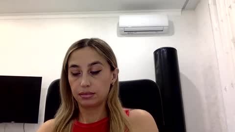 Snapshot of linavora chatting on 11-26-25, 01:23 linavora online show from 11-26-25, 01:23