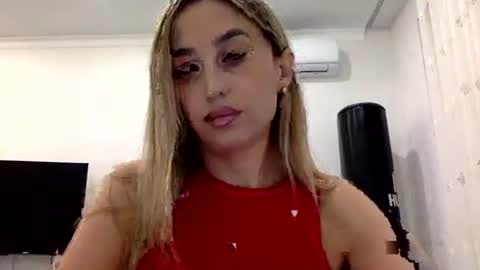 Snapshot of linavora chatting on 12-01-25, 01:38 linavora online show from 12-01-25, 01:38