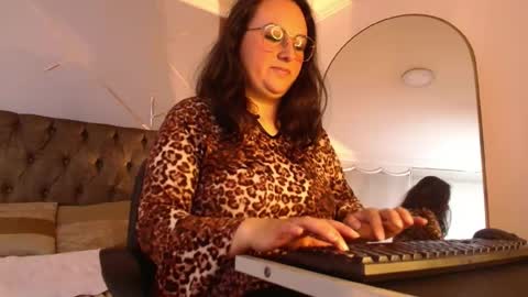 Snapshot of linceadictiva chatting on 05-26-26, 01:40 LINCE online show from 05-26-26, 01:40