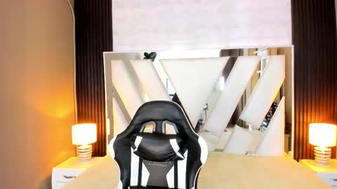 Snapshot of linda4petite chatting on 12-20-25, 06:26 Linda online show from 12-20-25, 06:26