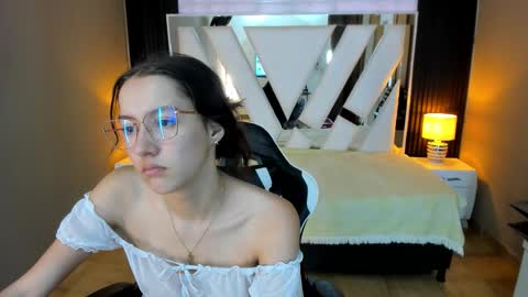 Snapshot of linda4petite chatting on 01-10-26, 06:31 Linda online show from 01-10-26, 06:31