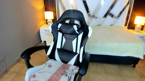 Snapshot of linda4petite chatting on 02-22-26, 01:42 Linda online show from 02-22-26, 01:42